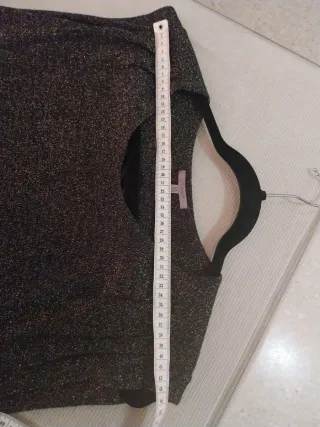 Vestido fiesta brillo negro y dorado.