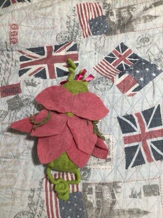 Decorazione a forma di insetto in feltro