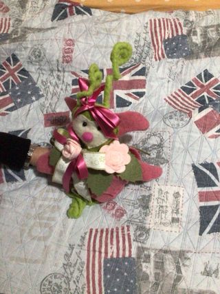 Decorazione a forma di insetto in feltro