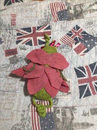 Decorazione a forma di insetto in feltro