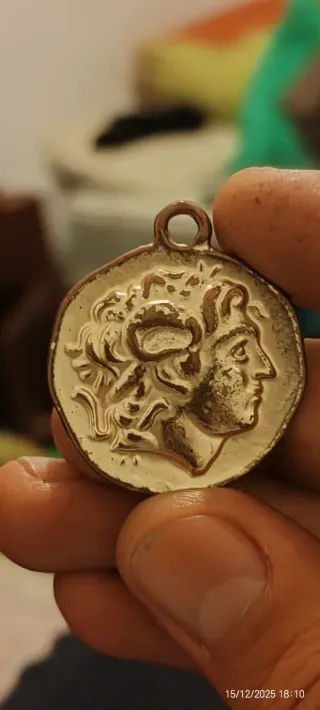 2 pezzi di metallo con design solare