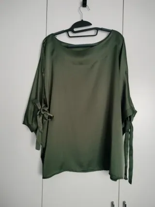 Blusón verde con lazos en manga