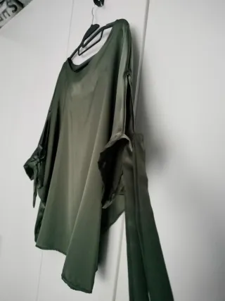 Blusón verde con lazos en manga