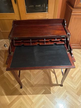 Escritorio de madera clásico