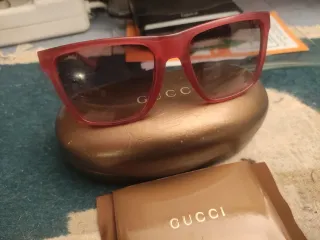 Occhiali da sole Gucci rossi