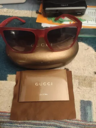 Occhiali da sole Gucci rossi