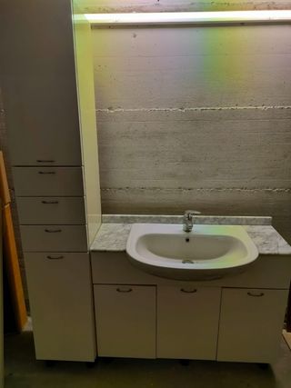 Mobile bagno con lavabo e piano in marmo