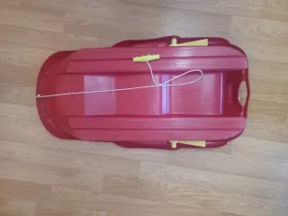 Trineo de nieve rojo nuevo