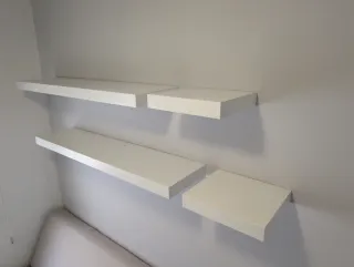 Estanterías flotantes Ikea en blanco.