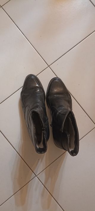 Botines de piel negros