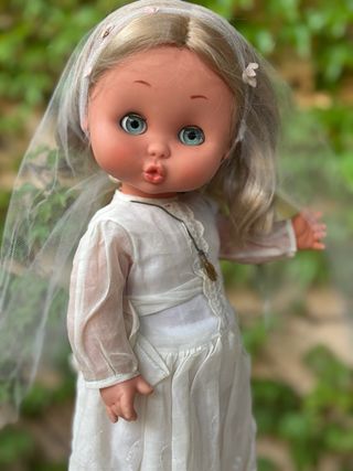 Muñeca Carol Famosa Vestido Blanco