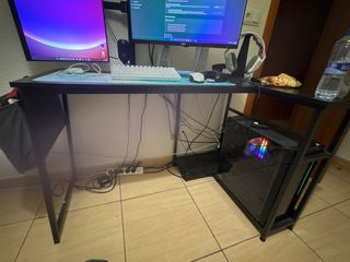 Mesa de escritorio negra, con enchufe