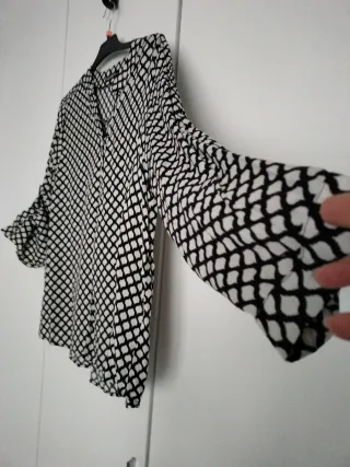 Blusa BEKENCO negra y blanca