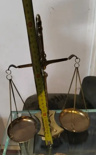 Balanza antigua pequeña de latón