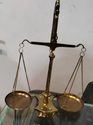 Balanza antigua pequeña de latón