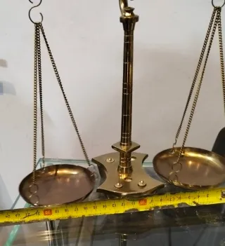 Balanza antigua pequeña de latón