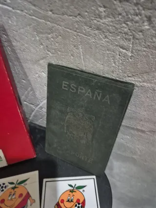 Lote de objetos antiguos: pasaportes, fotos, Gevae