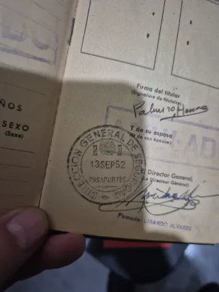 Lote de objetos antiguos: pasaportes, fotos, Gevae