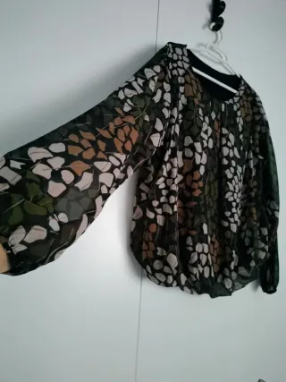 Blusa estampada verde y multicolor