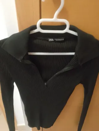 Polo Zara negro con cremallera