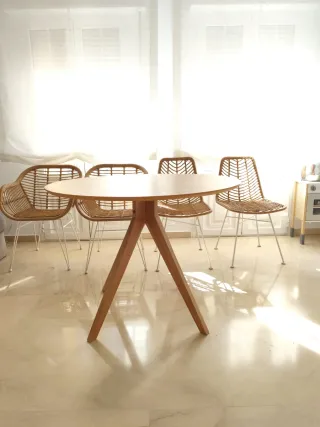 Mesa de comedor redonda de madera y ratán