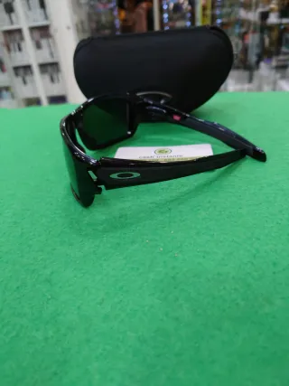 Gafas de sol negras y verdes