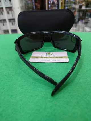 Gafas de sol negras y verdes