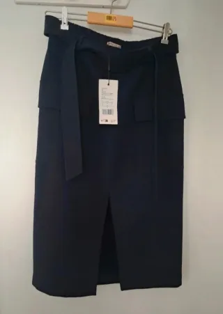 Falda azul midi con cinturón