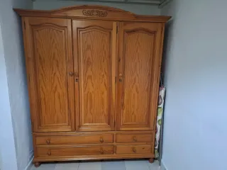 Armario de madera maciza 3 puertas