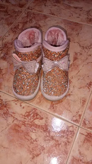 Botas niña color beige T27 y rosa T28 10€ c/u