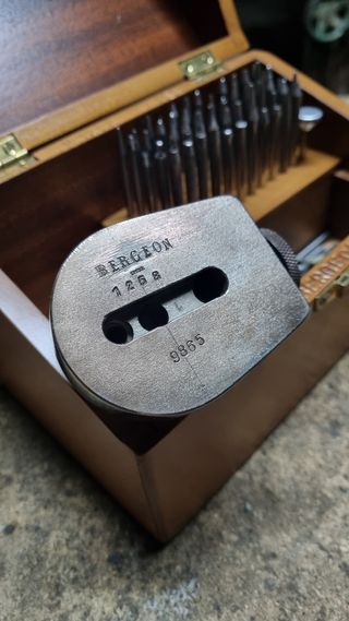 Puncturatrice per orologiai Bergeon 74 pezzi