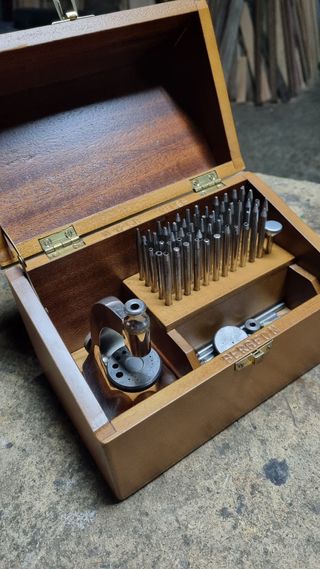 Puncturatrice per orologiai Bergeon 74 pezzi