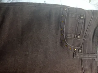 Original pantalón marrón chocolate con pedrería.