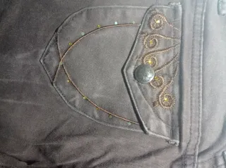 Original pantalón marrón chocolate con pedrería.