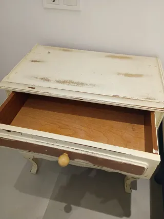 Mesita de noche antigua multicolor