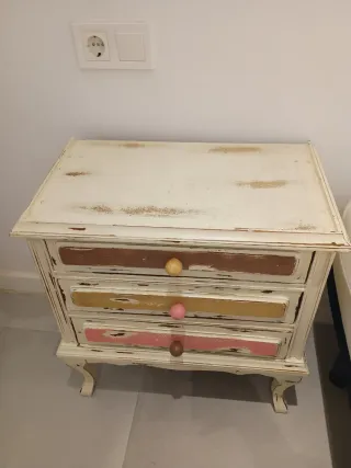 Mesita de noche antigua multicolor