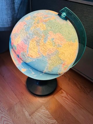 Globo terráqueo iluminado