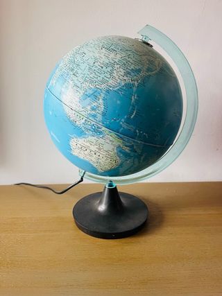 Globo terráqueo iluminado