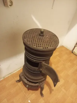 Estufa de leña antigua de metal