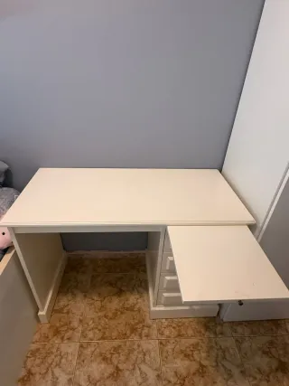 Escritorio blanco con cajones