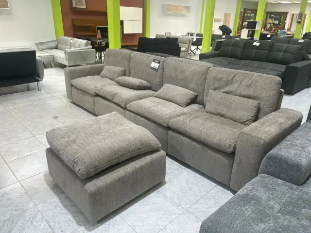 Sofá modular gris grande con puff