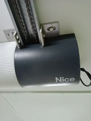 Puerta de garaje con motor "NICE"