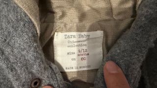 Abrigo bebé gris con capucha