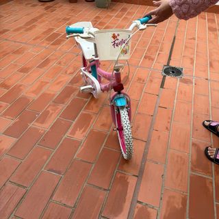 Bicicleta infantil rosa con cesta