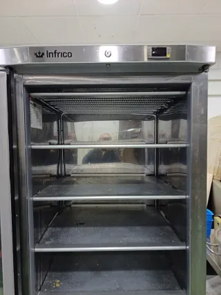 Congelador vertical Infrico