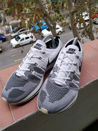 Nike Flyknit Trainer Gris y Blanco