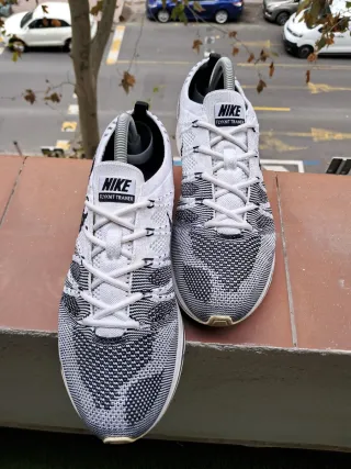 Nike Flyknit Trainer Gris y Blanco
