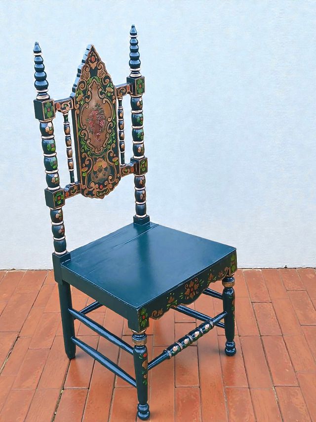 Juego de mesa y sillas antiguas pintadas