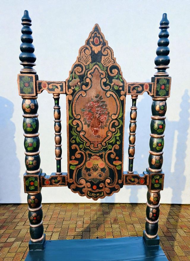 Juego de mesa y sillas antiguas pintadas