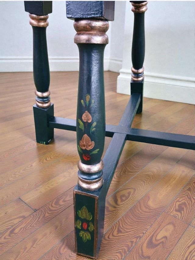 Juego de mesa y sillas antiguas pintadas